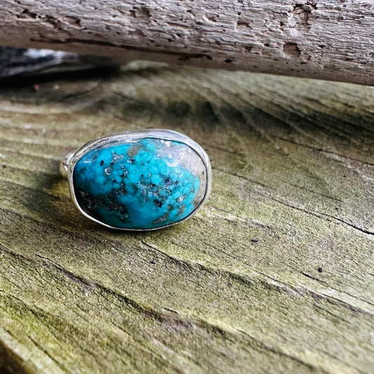 Kingman Turquoise with Slight Nugget Top Size 7